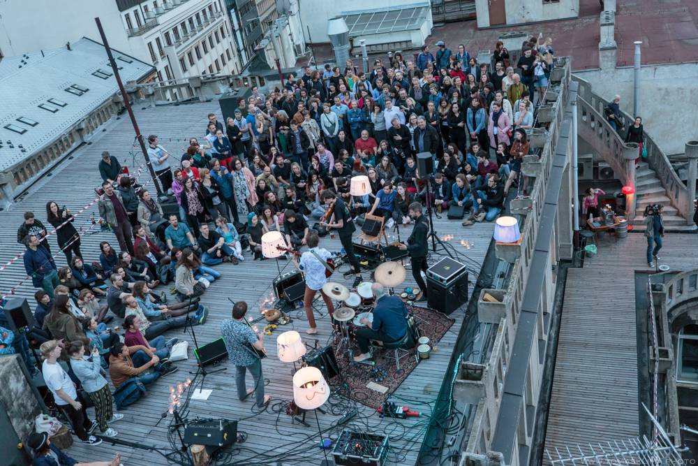 Zrní zajiskřili Černou hodinkou a půl na střeše Lucerny