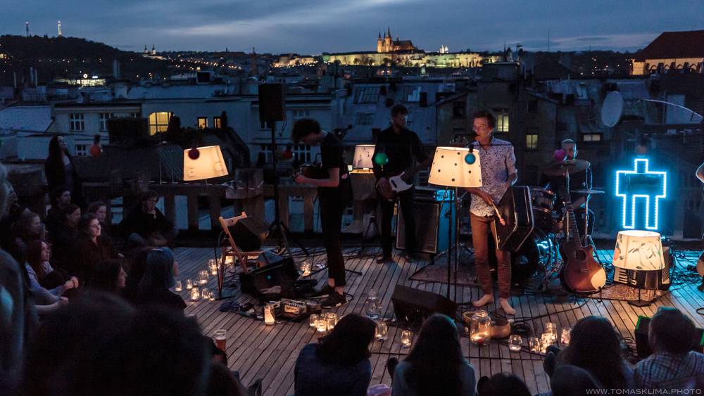 Zrní zajiskřili Černou hodinkou a půl na střeše Lucerny