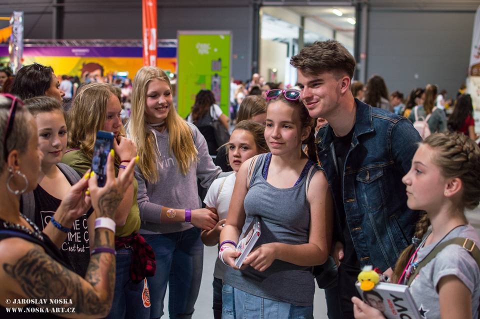 Pražský Utubering: Domácí špička YouTuberů se po roce sešla v Letňanech, k vidění byli Kovy i Jirka Král