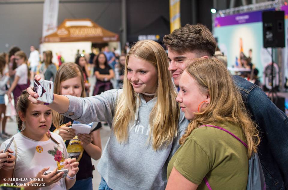 Pražský Utubering: Domácí špička YouTuberů se po roce sešla v Letňanech, k vidění byli Kovy i Jirka Král