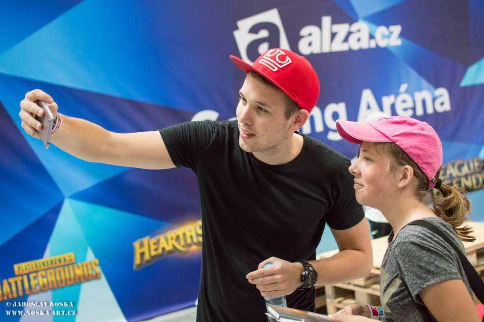 Pražský Utubering: Domácí špička YouTuberů se po roce sešla v Letňanech, k vidění byli Kovy i Jirka Král