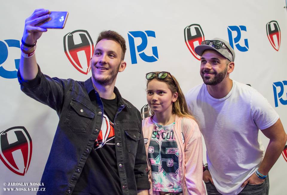 Pražský Utubering: Domácí špička YouTuberů se po roce sešla v Letňanech, k vidění byli Kovy i Jirka Král