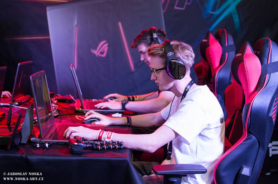 Pražský Utubering: Domácí špička YouTuberů se po roce sešla v Letňanech, k vidění byli Kovy i Jirka Král