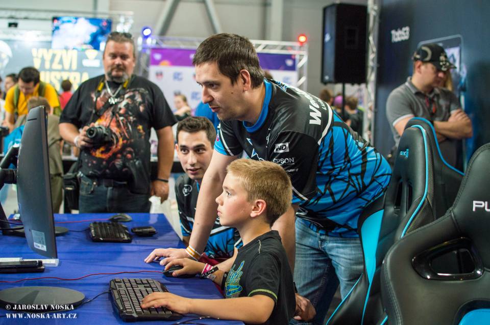 Pražský Utubering: Domácí špička YouTuberů se po roce sešla v Letňanech, k vidění byli Kovy i Jirka Král