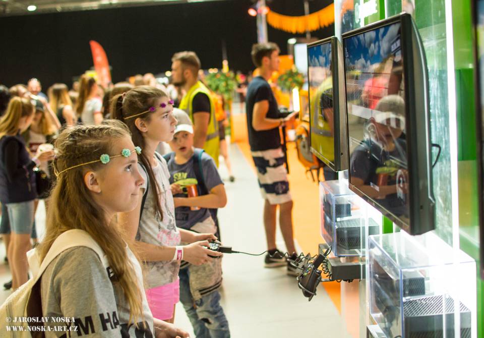 Pražský Utubering: Domácí špička YouTuberů se po roce sešla v Letňanech, k vidění byli Kovy i Jirka Král