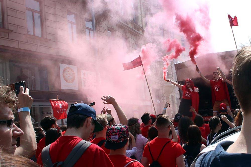 Na prosluněném Brněnském Majálesu bavili Rybičky 48, Tomáš Klus, Skyline, UDG a další