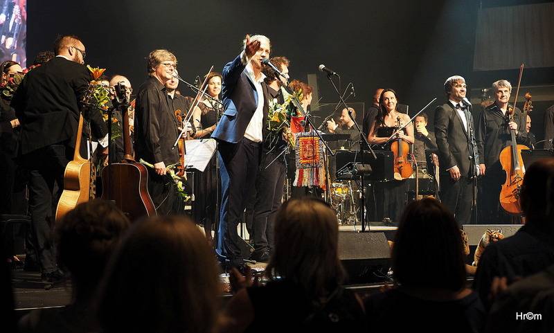 Tomáš Klus v Olomouci obul boty a nasadil motýlka, poté zahrál s filharmonií