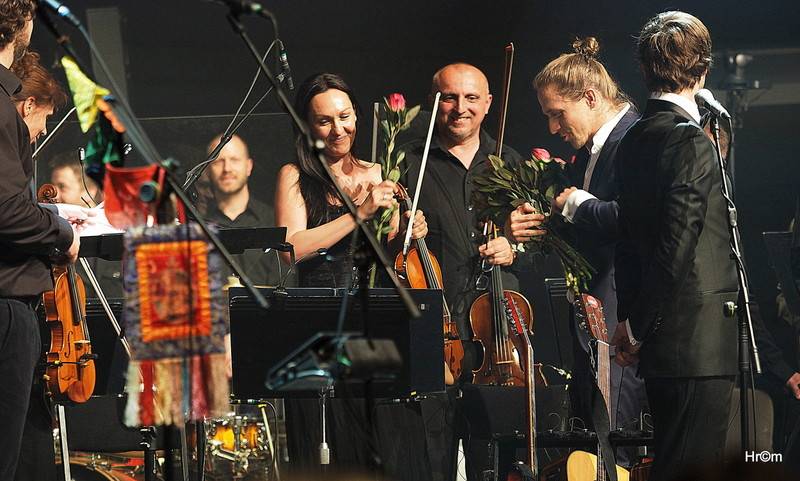 Tomáš Klus v Olomouci obul boty a nasadil motýlka, poté zahrál s filharmonií
