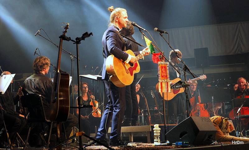 Tomáš Klus v Olomouci obul boty a nasadil motýlka, poté zahrál s filharmonií