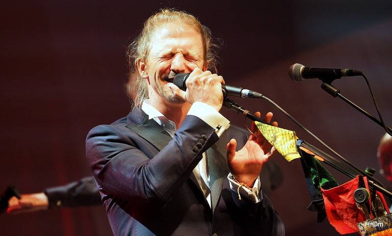 Tomáš Klus v Olomouci obul boty a nasadil motýlka, poté zahrál s filharmonií