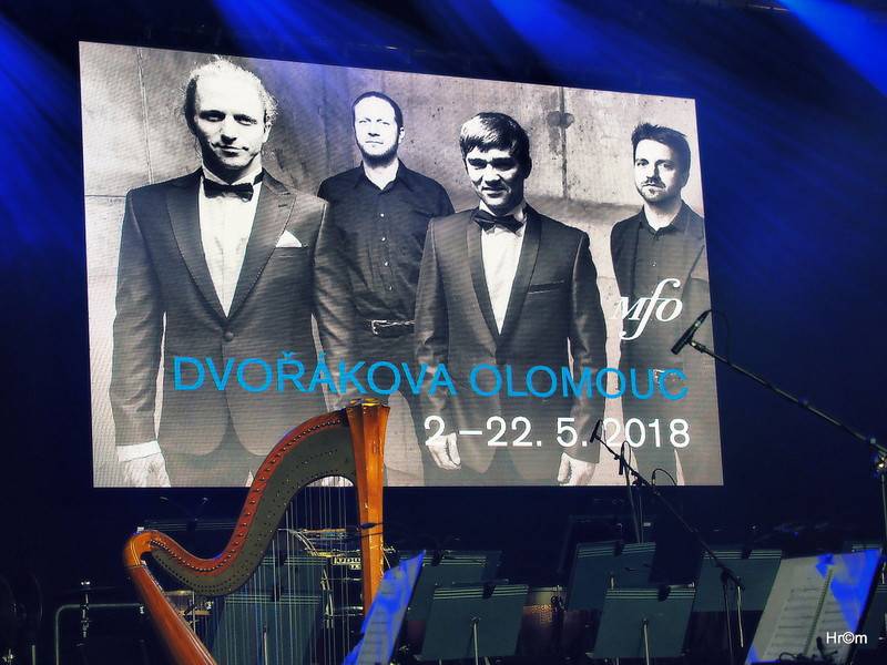 Tomáš Klus v Olomouci obul boty a nasadil motýlka, poté zahrál s filharmonií