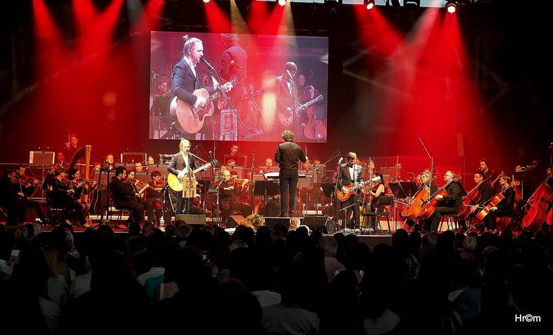 Tomáš Klus v Olomouci obul boty a nasadil motýlka, poté zahrál s filharmonií