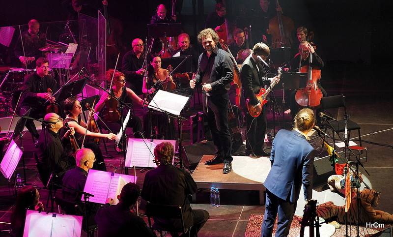 Tomáš Klus v Olomouci obul boty a nasadil motýlka, poté zahrál s filharmonií