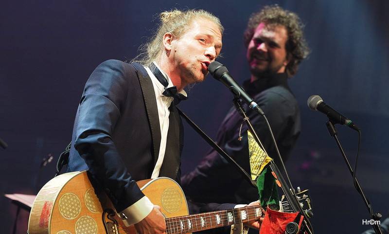 Tomáš Klus v Olomouci obul boty a nasadil motýlka, poté zahrál s filharmonií