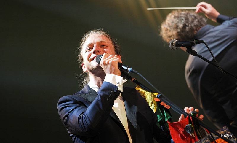 Tomáš Klus v Olomouci obul boty a nasadil motýlka, poté zahrál s filharmonií