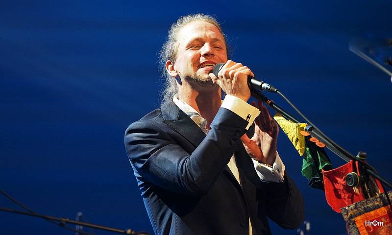 Tomáš Klus v Olomouci obul boty a nasadil motýlka, poté zahrál s filharmonií