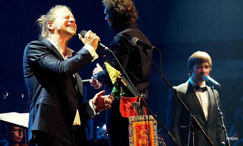 Tomáš Klus v Olomouci obul boty a nasadil motýlka, poté zahrál s filharmonií