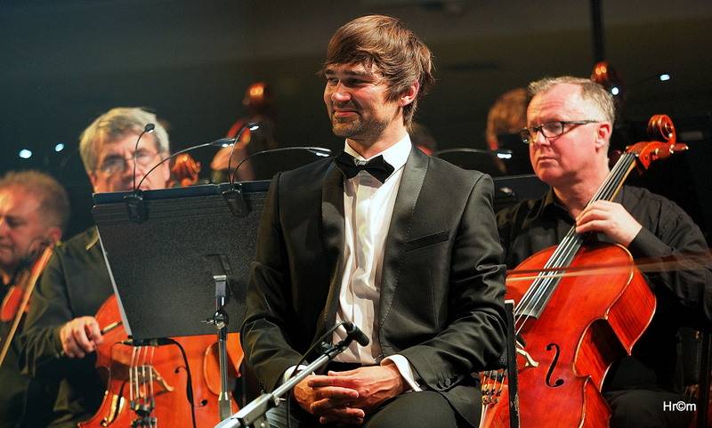 Tomáš Klus v Olomouci obul boty a nasadil motýlka, poté zahrál s filharmonií