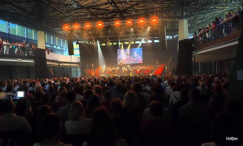 Tomáš Klus v Olomouci obul boty a nasadil motýlka, poté zahrál s filharmonií