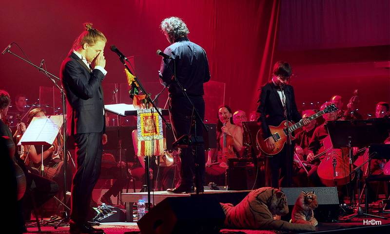 Tomáš Klus v Olomouci obul boty a nasadil motýlka, poté zahrál s filharmonií