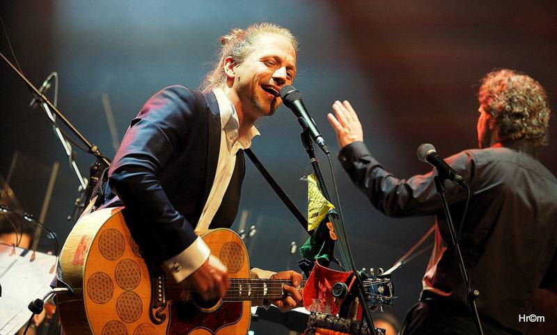 Tomáš Klus v Olomouci obul boty a nasadil motýlka, poté zahrál s filharmonií