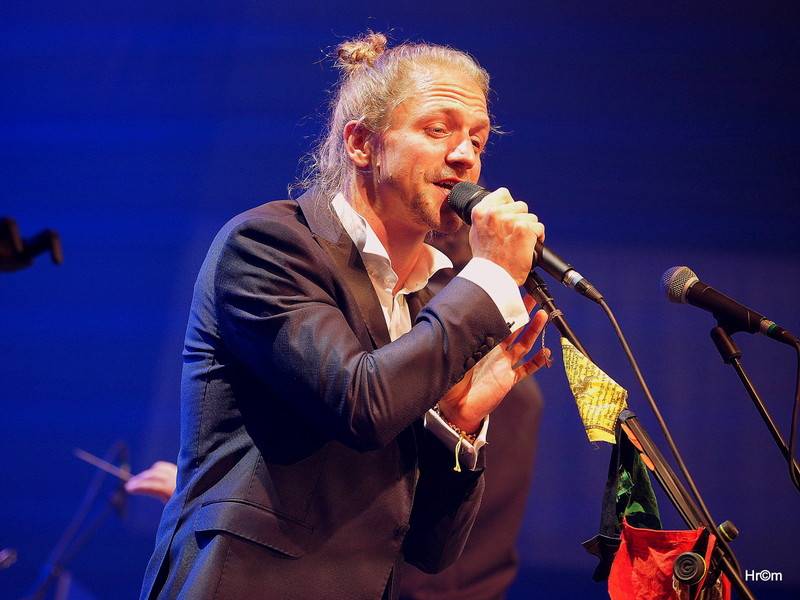 Tomáš Klus v Olomouci obul boty a nasadil motýlka, poté zahrál s filharmonií