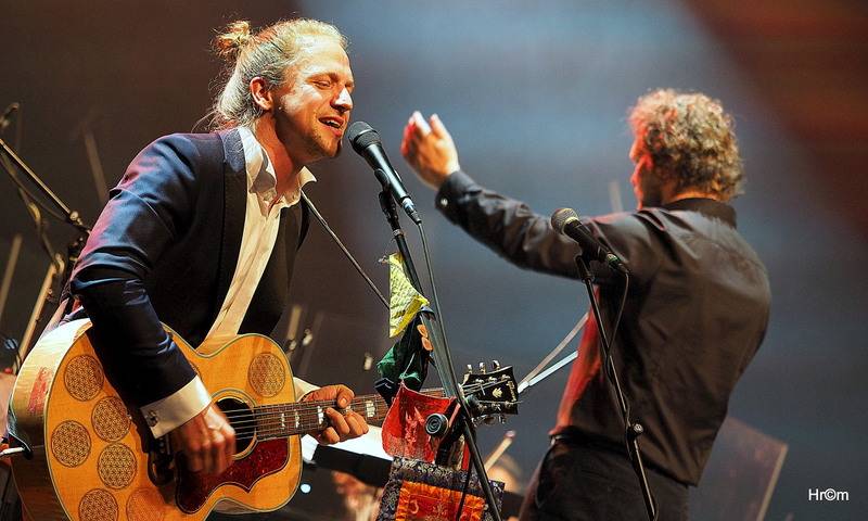 Tomáš Klus v Olomouci obul boty a nasadil motýlka, poté zahrál s filharmonií