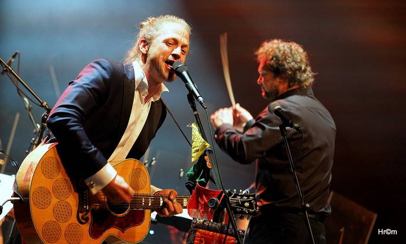 Tomáš Klus v Olomouci obul boty a nasadil motýlka, poté zahrál s filharmonií