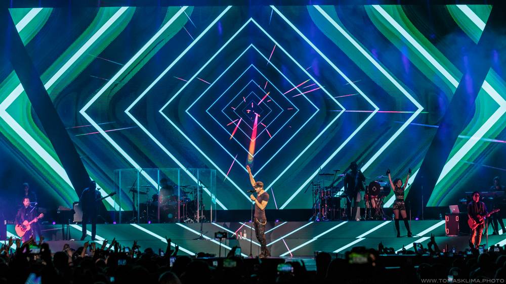 Enrique Iglesias oslavil v O2 areně 43. narozeniny, pro fanoušky si připravil vizuální show
