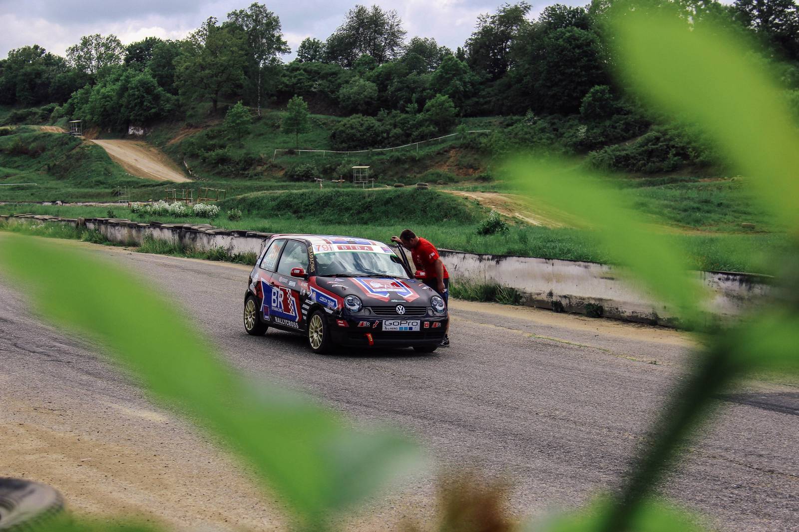 Harlej natáčel klip k songu Možná. Potěší zejména milovníky silných strojů