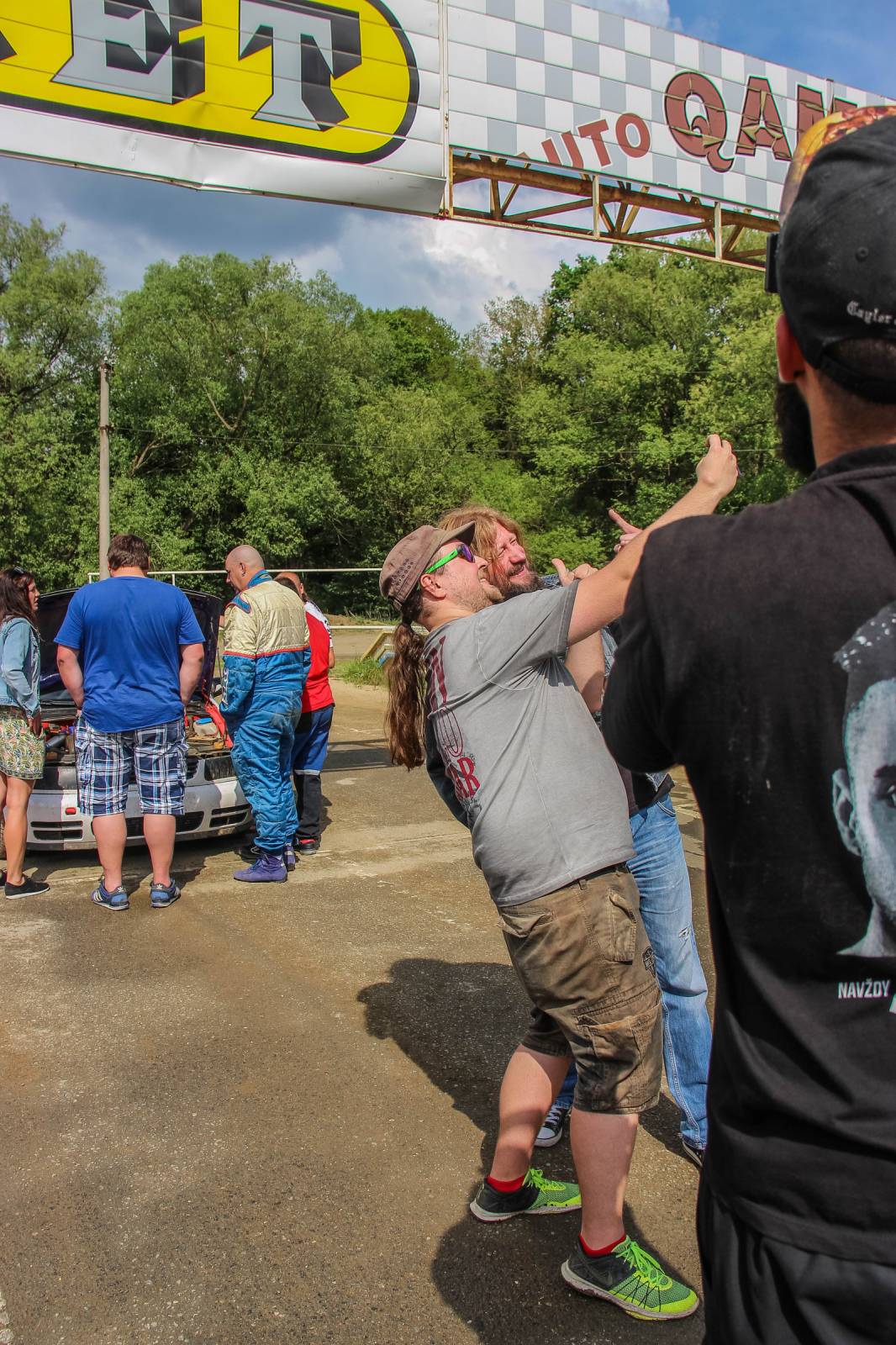 Harlej natáčel klip k songu Možná. Potěší zejména milovníky silných strojů