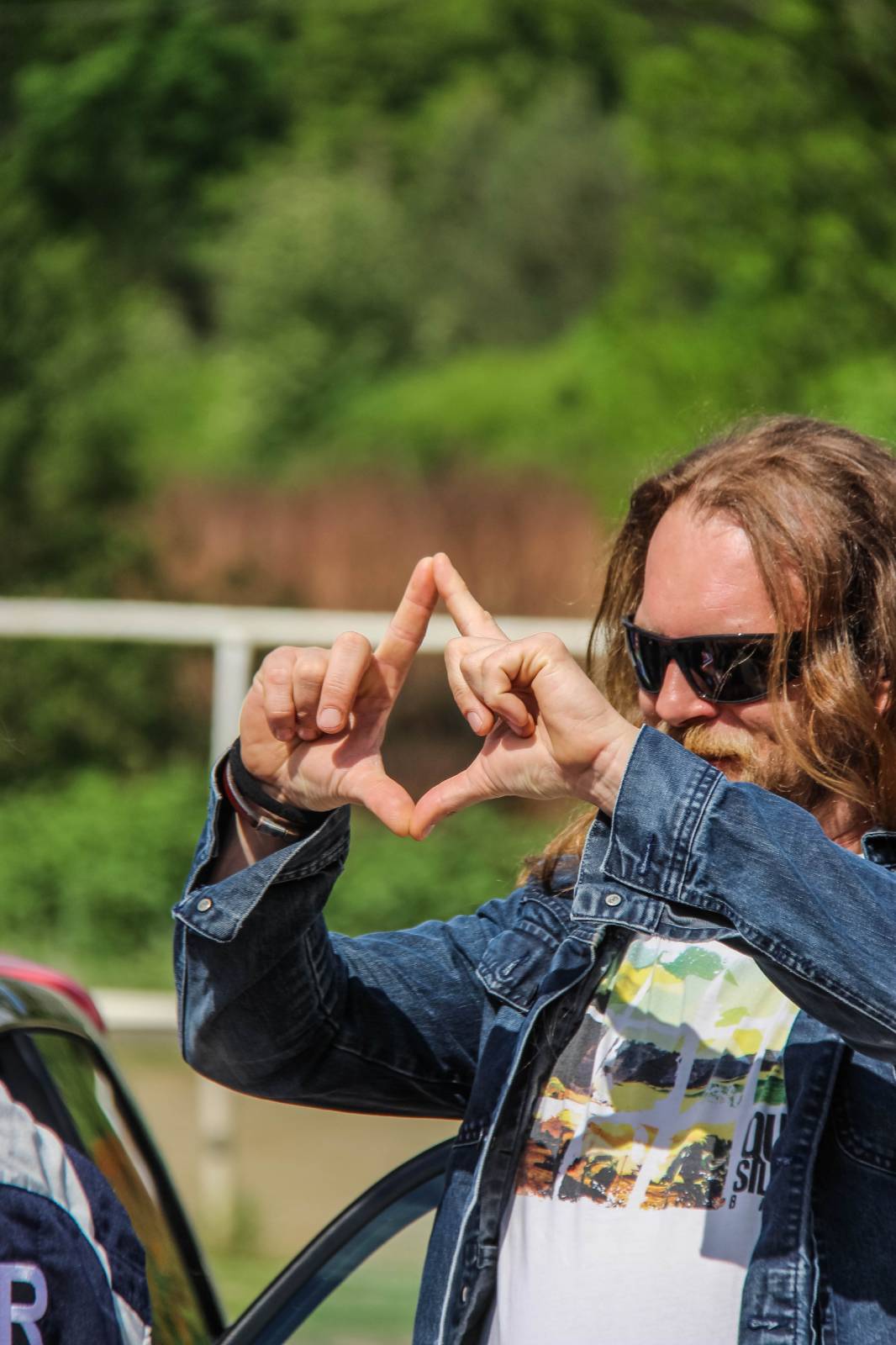 Harlej natáčel klip k songu Možná. Potěší zejména milovníky silných strojů