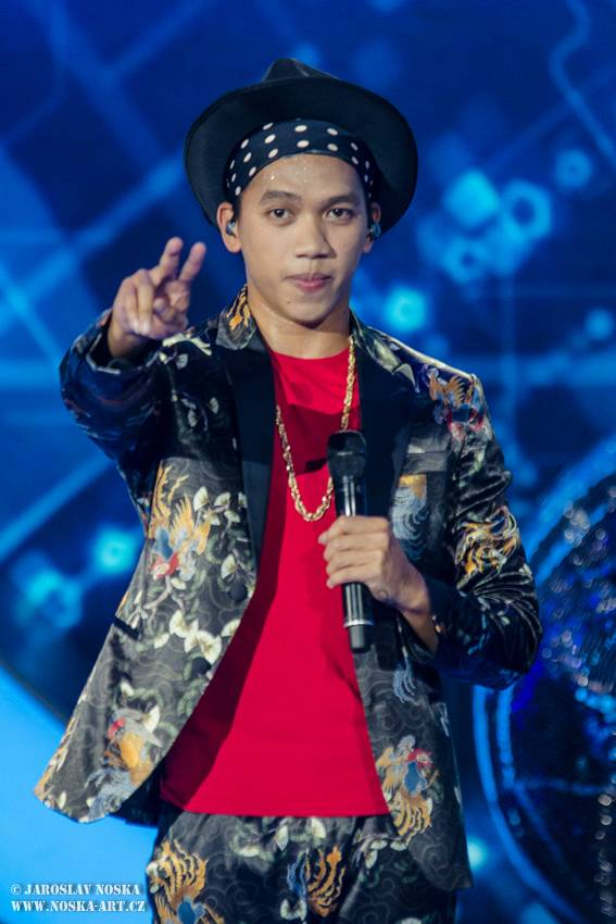 Finálovou desítku SuperStar opustili první dva soutěžící, zazpíval také Pavel Callta