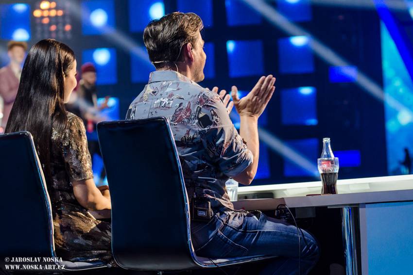 Finálovou desítku SuperStar opustili první dva soutěžící, zazpíval také Pavel Callta