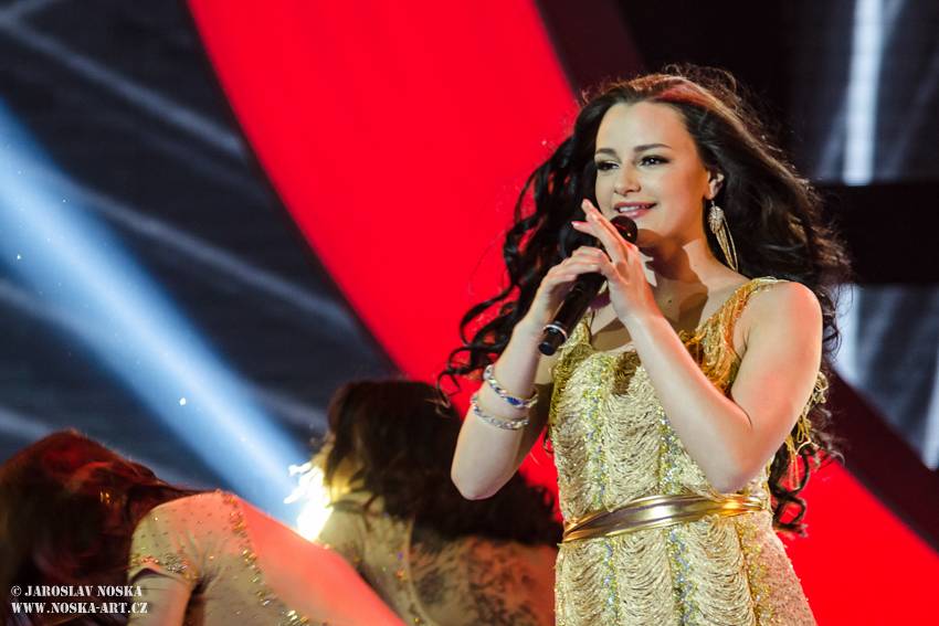 Finálovou desítku SuperStar opustili první dva soutěžící, zazpíval také Pavel Callta