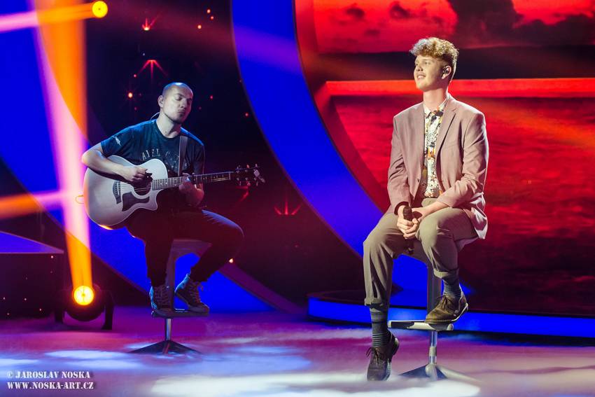 Finálovou desítku SuperStar opustili první dva soutěžící, zazpíval také Pavel Callta