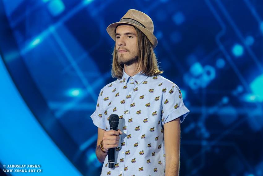 Finálovou desítku SuperStar opustili první dva soutěžící, zazpíval také Pavel Callta