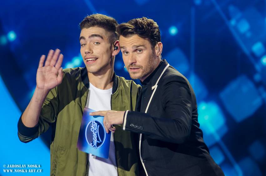 Finálovou desítku SuperStar opustili první dva soutěžící, zazpíval také Pavel Callta