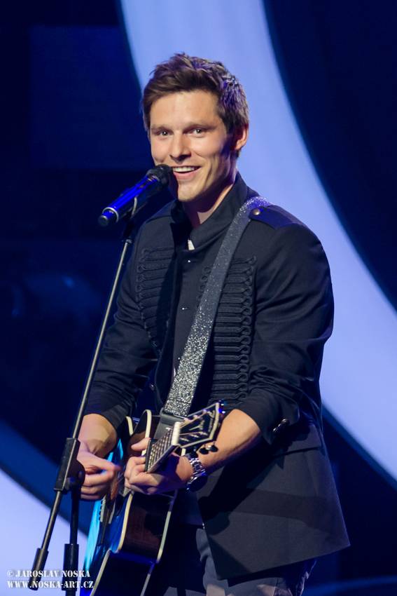 Finálovou desítku SuperStar opustili první dva soutěžící, zazpíval také Pavel Callta
