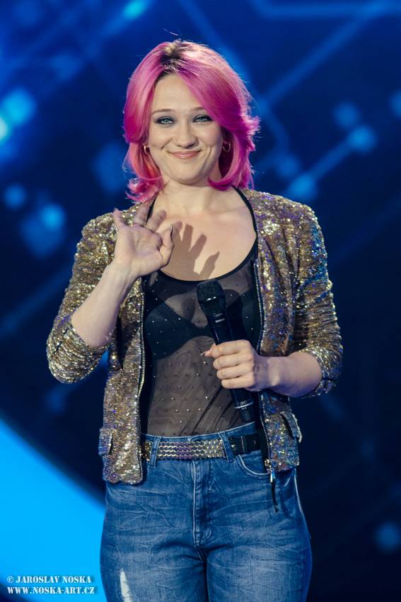 Finálovou desítku SuperStar opustili první dva soutěžící, zazpíval také Pavel Callta