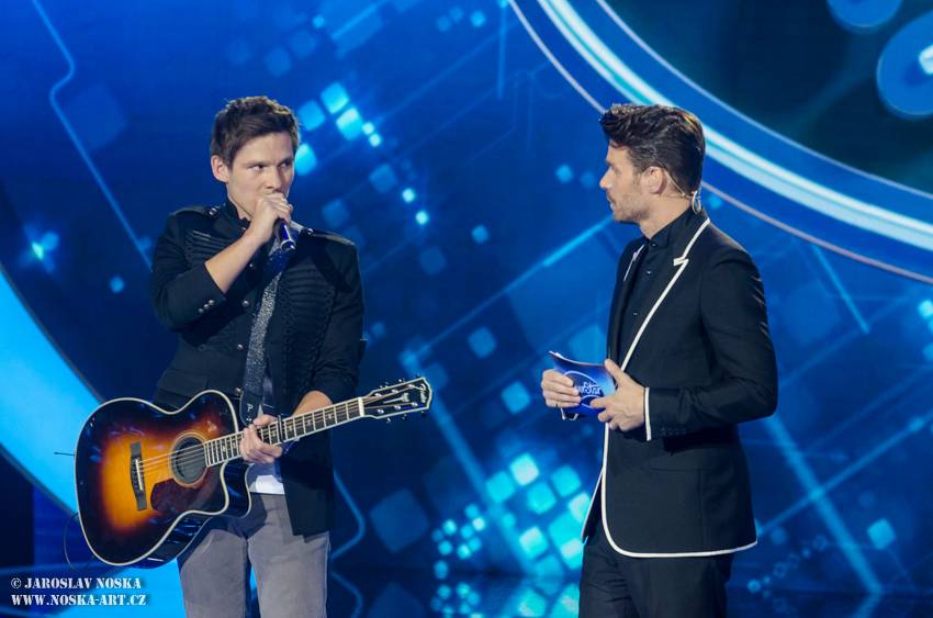 Finálovou desítku SuperStar opustili první dva soutěžící, zazpíval také Pavel Callta