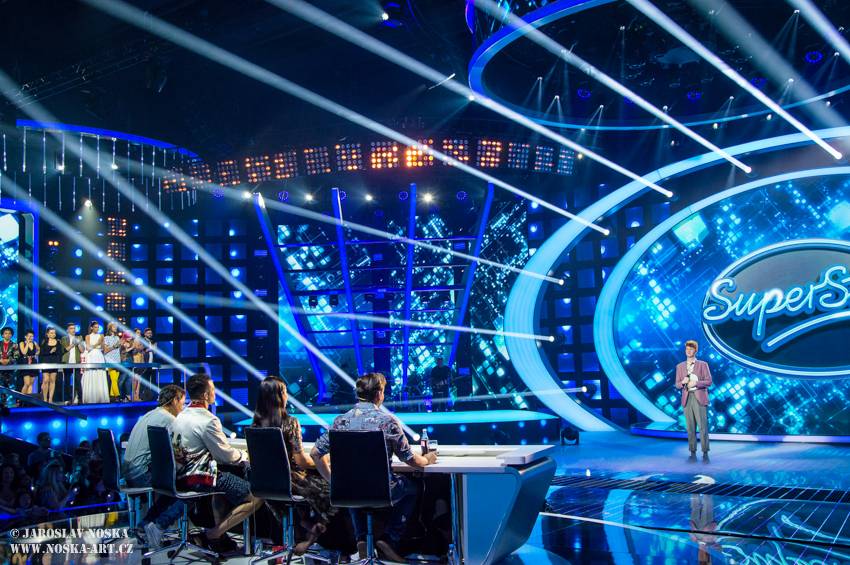 Finálovou desítku SuperStar opustili první dva soutěžící, zazpíval také Pavel Callta