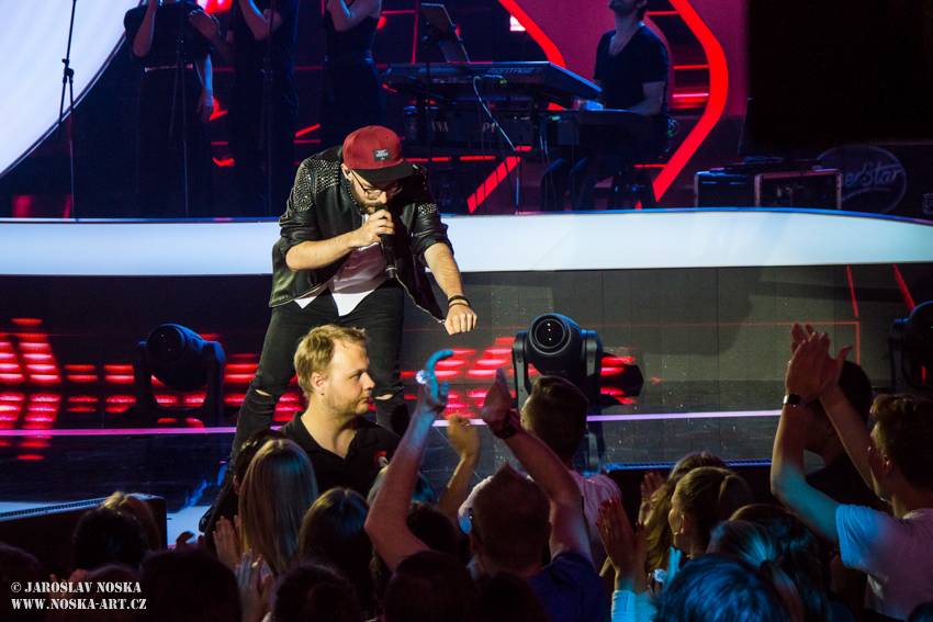 Finálovou desítku SuperStar opustili první dva soutěžící, zazpíval také Pavel Callta