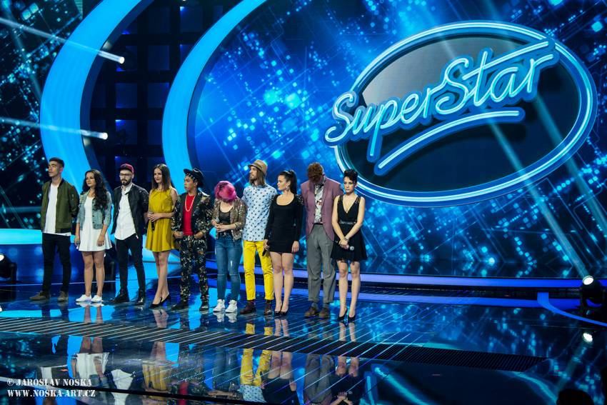 Finálovou desítku SuperStar opustili první dva soutěžící, zazpíval také Pavel Callta