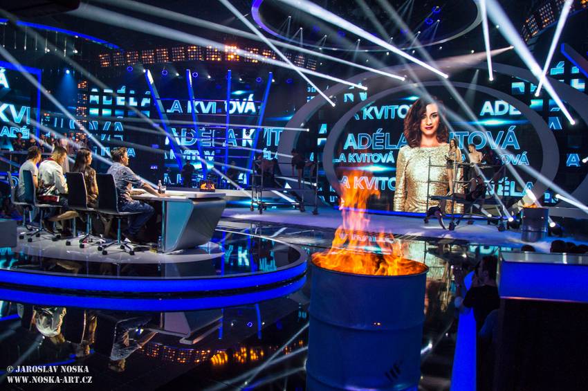 Finálovou desítku SuperStar opustili první dva soutěžící, zazpíval také Pavel Callta