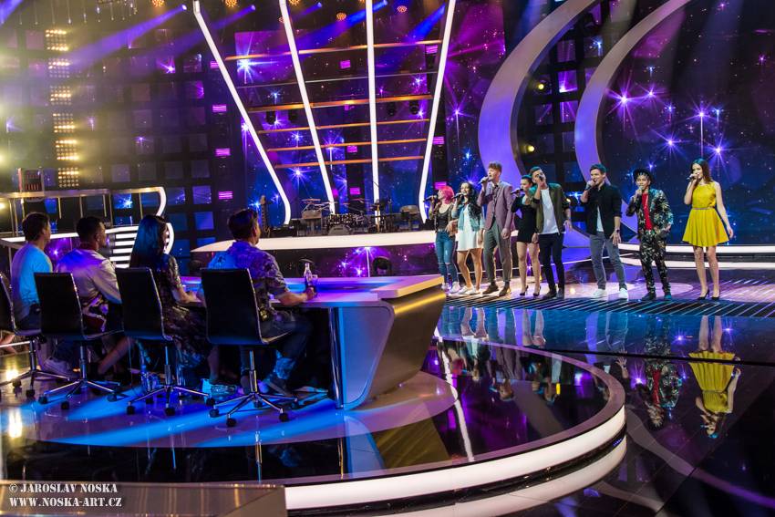 Finálovou desítku SuperStar opustili první dva soutěžící, zazpíval také Pavel Callta