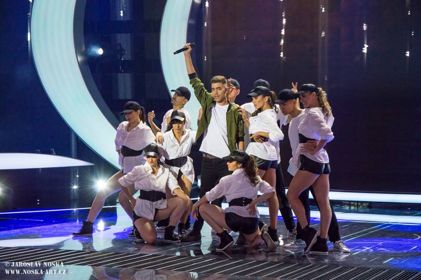 Finálovou desítku SuperStar opustili první dva soutěžící, zazpíval také Pavel Callta