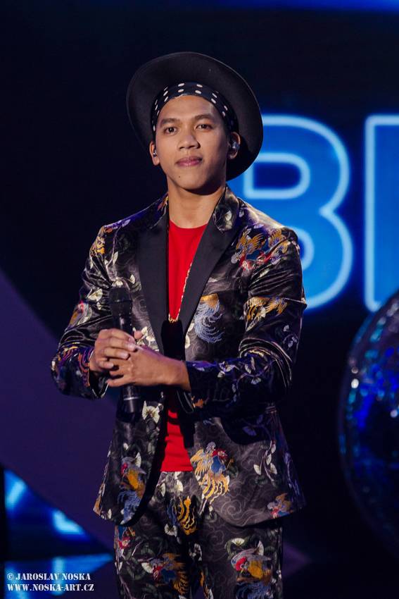 Finálovou desítku SuperStar opustili první dva soutěžící, zazpíval také Pavel Callta