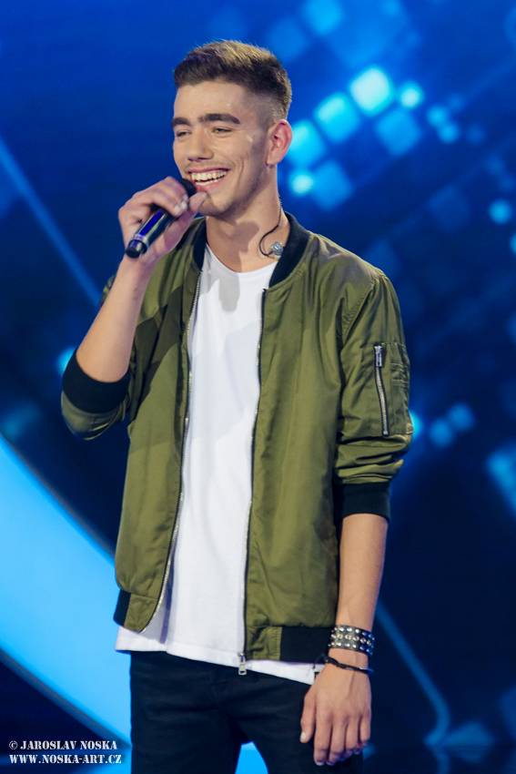 Finálovou desítku SuperStar opustili první dva soutěžící, zazpíval také Pavel Callta