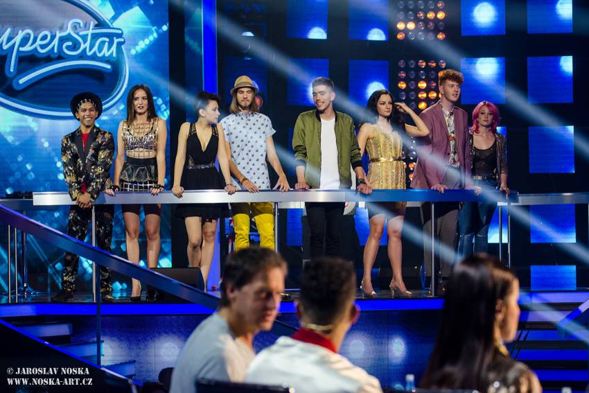 Finálovou desítku SuperStar opustili první dva soutěžící, zazpíval také Pavel Callta